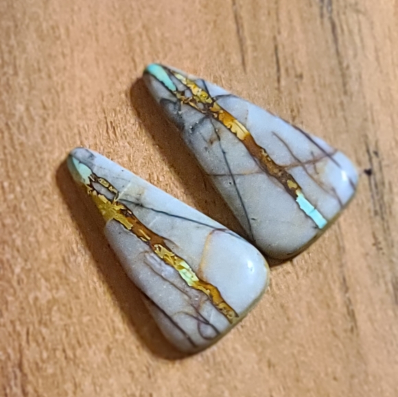 PAIR OF RARE BOULDER ROYSTON RIBBON TEARDROP CABOCHONS STUNNING! - Picture 3 of 7